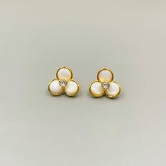 Qingdao jewelry natural shell stud earrings women's s925 silver needle personalized high-end niche versatile earrings light luxury earrings