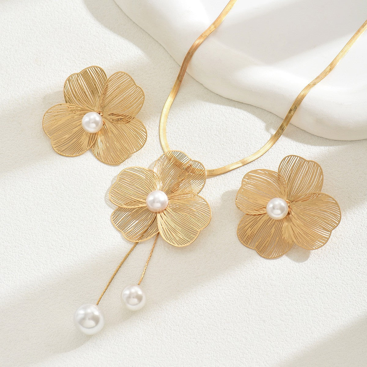 Women's necklace earrings set Versatile flower inlaid pearl design niche long collarbone chain