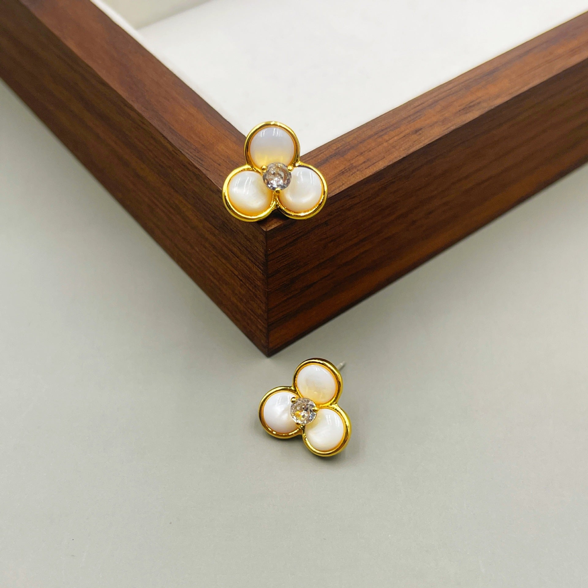Qingdao jewelry natural shell stud earrings women's s925 silver needle personalized high-end niche versatile earrings light luxury earrings
