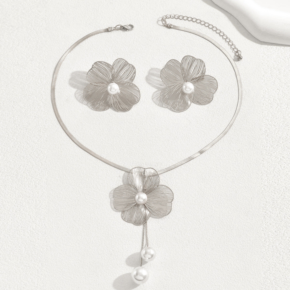 Women's necklace earrings set Versatile flower inlaid pearl design niche long collarbone chain